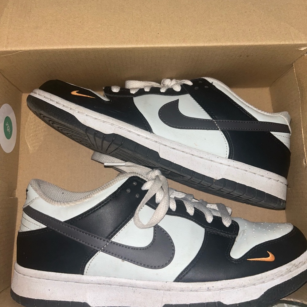Nike Dunks

Black/Light Silver/Bright
Mandarin/Medium Ash